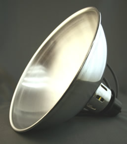 Heat lamp for poultry